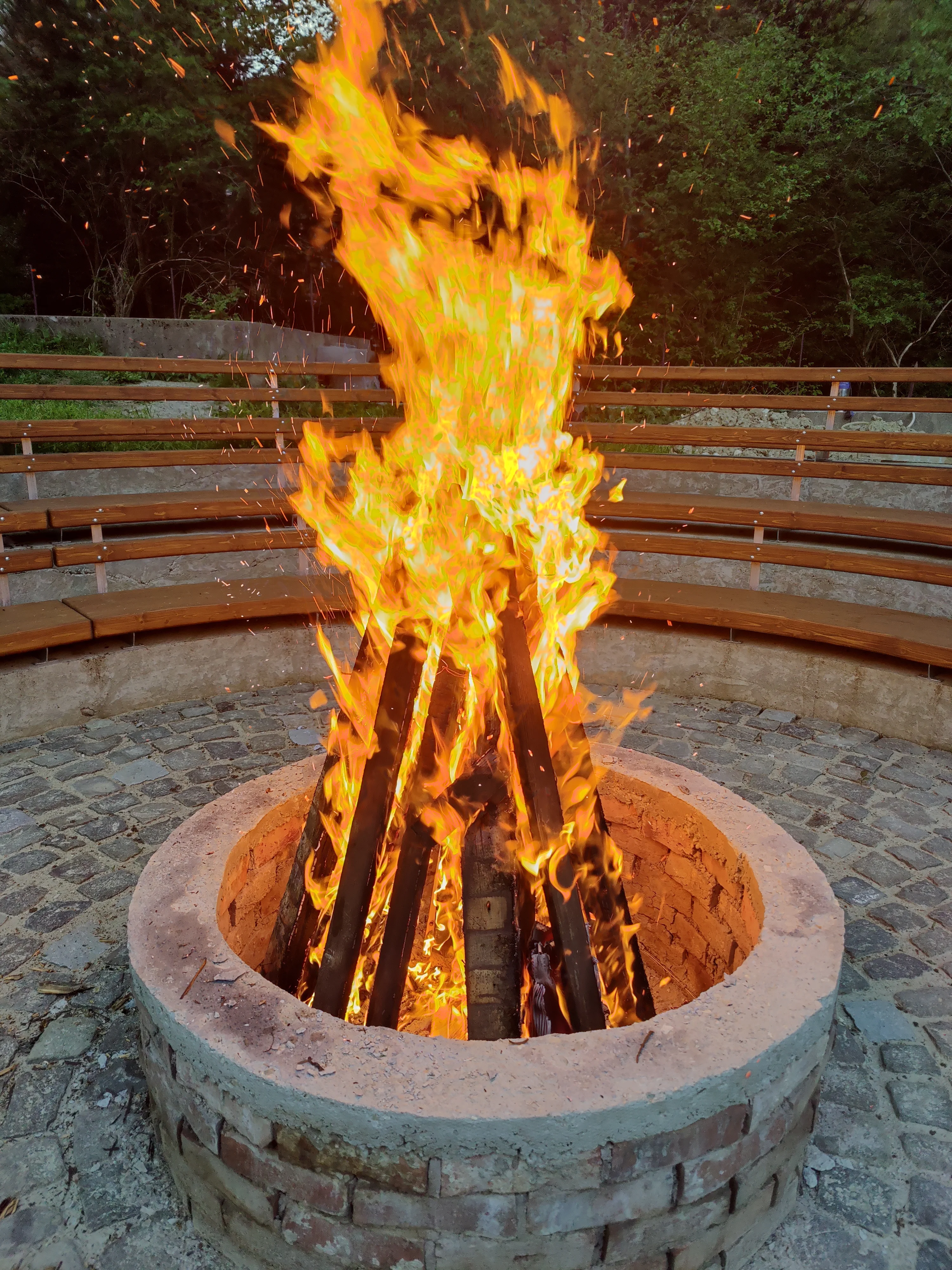 Amfiteatru Foc de Tabără - Distracție Carpatia Retezat